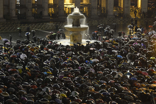 People outside St Peter’s-New Pope